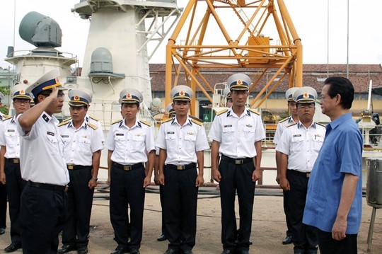 Премьер-министр Вьетнама проверил строительство ракетных катеров 12418 - ảnh 1